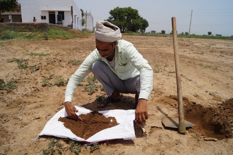 Zakir-from-village-Khori-Khurd-taken-Soil-Sample-from-his-field